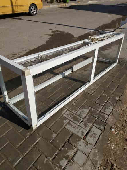 سلام عليكم ميز للبيع نضيف جدا 
مرمر وجام
‏‪0772 600 9956‬‏
