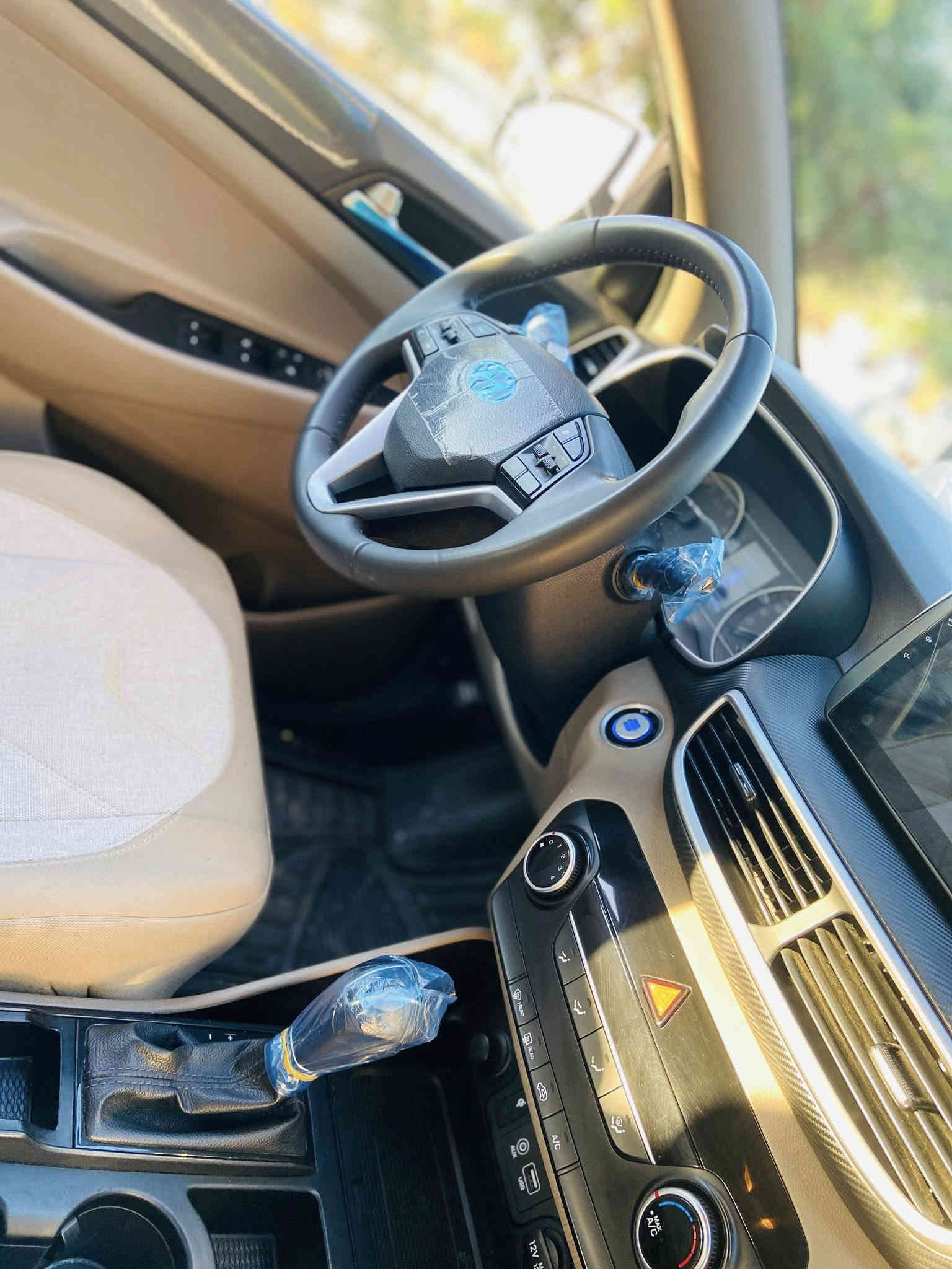 السلام عليكم للبيع توسان 2020خليجي رقم بغداد الانكليزي مشروع وطني شرط تحويل السيارة اخت الزيرو ماشية 54الف حقيقي فول موصفات عدا البنوراما خمس عدسات  شرط سبير ما نازل محرك كير كفالة محرك 2000دوش بعدهة بريحة الشركة السيارة كفالة عامة حتة من البارد بيها تكشير بسيط جدآالسعر (205)وبي مجال لشراي مكاني بغداد استفسار. ((***********))
