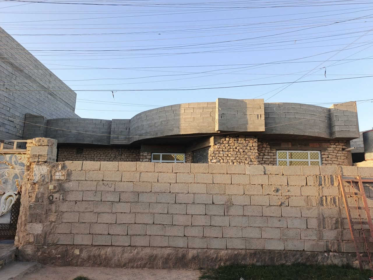 بسم الله الرحمن الرحيم 

دار للبيع في الرمادي الطاش الاولى قرب جامع صاحب البراق الدار طابو صرف تحويل مباشر مساحه الدار الكليه 333 متر الوجه 17 ونزال 20 مكون الدار من غرف نوم عدد 2 وصاله ومطبخ وحمامات داخليه وهول وديوان ومجموعه صحيات خارجيه وكراج وحديقه السعر 115 وقابل للتفاوض للاستفسار اكثر الاتصال ***********
