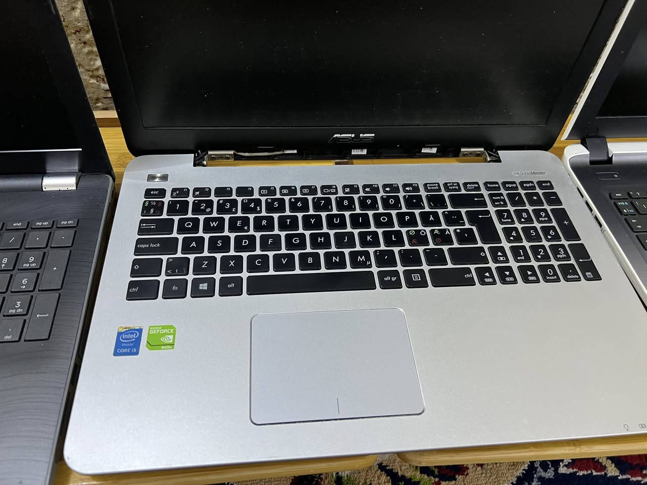 شلعة لابتوبات 
١- اسوس كوراي فايف الجيل الرابع 
الرام ٨ 
الهارد ٢٥٦ اس اس دي 
كارت الشاشة الاول انتل ٤ 
كارت شاشة ثاني نيفيديا ٢ 
حجم الشاشه ١٥.٦
٢- اج بي ابيض معالج amd 
الرام ٨ 
الهارد ٢٥٦ اس اس دي 
كارت amd 
٣- اج بي رصاصي معالج amd 
الرام ٨ ddr 4 
الهارد ٢٥٦ اس اس دي 
كارت الشاشه amd 
السعر ٥٠٠ ألف للكل 
اللاتصال ع الرقم ***********
