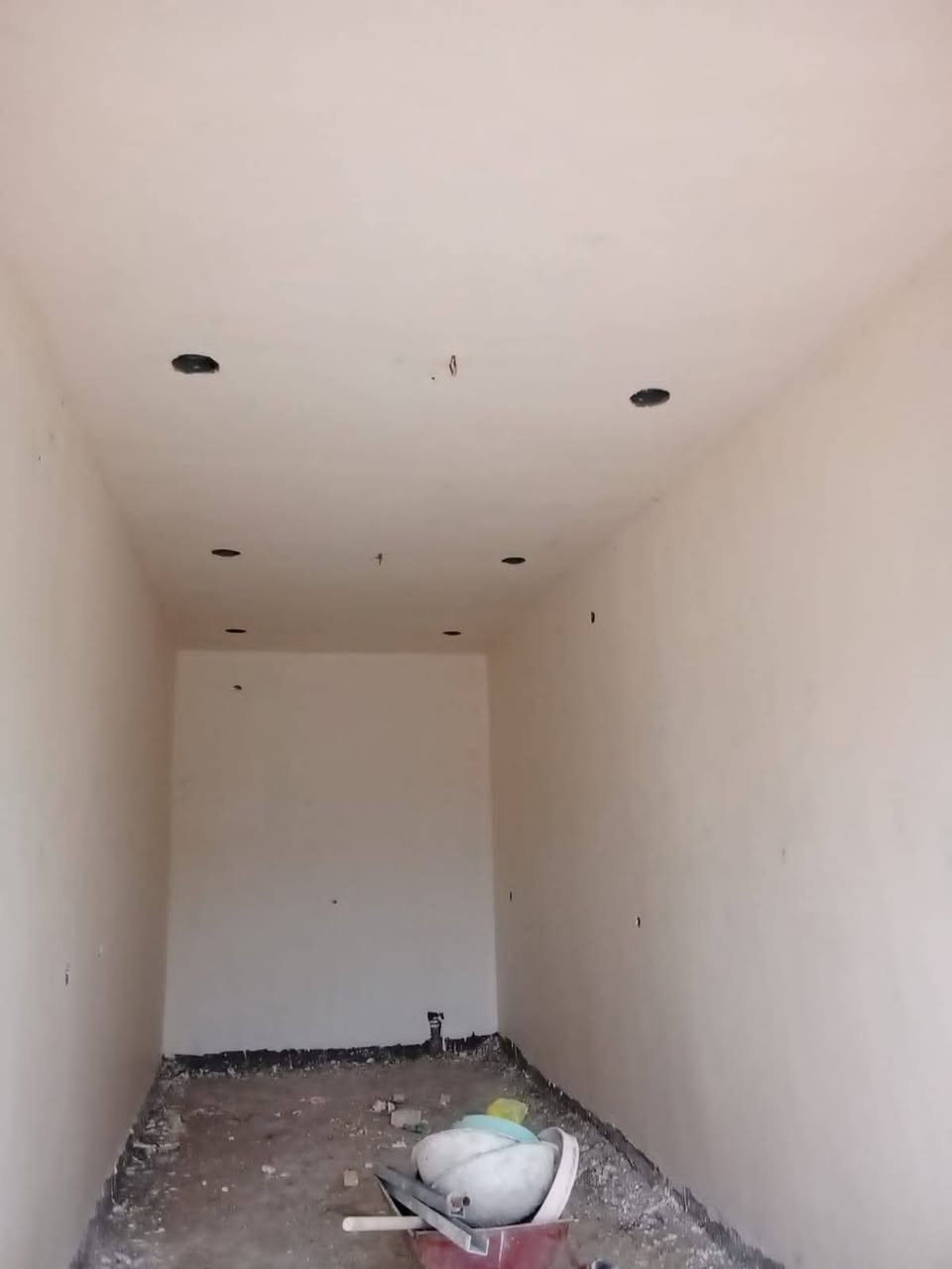 السلام عليكم مبيضجي ولباخ كادر كامل شغل درجة اولى شغلي داخل بغداد فقط علة متر قطعي ***********
