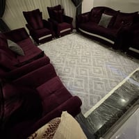 كنبة عنابية • ١٠ مقاعد • نظيف ١٠٠٪