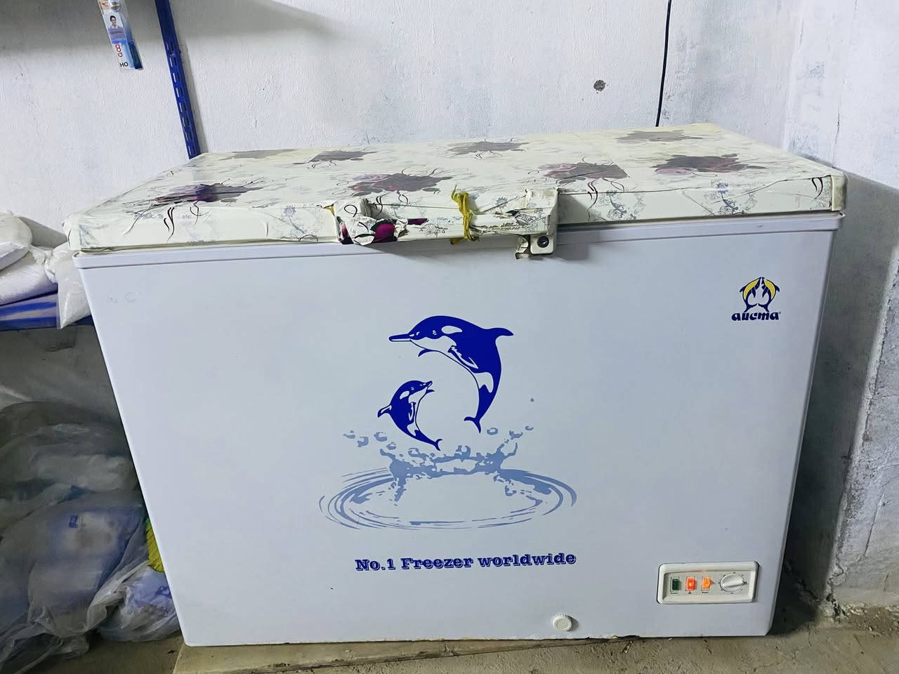 السلام عليكم للبيع مجمدة ثلج السعر 175 اتصل ***********
