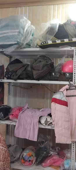 السلام عليكم محتويات المكتبه للبيع لعدم التفرغ بغداد الاتصال ***********المحتويات جهاز استنساخ ريكو عادي ملون نضيف جهاز كبس هويات أغراض امزون جديد السعر مليونين وبيها مجال
