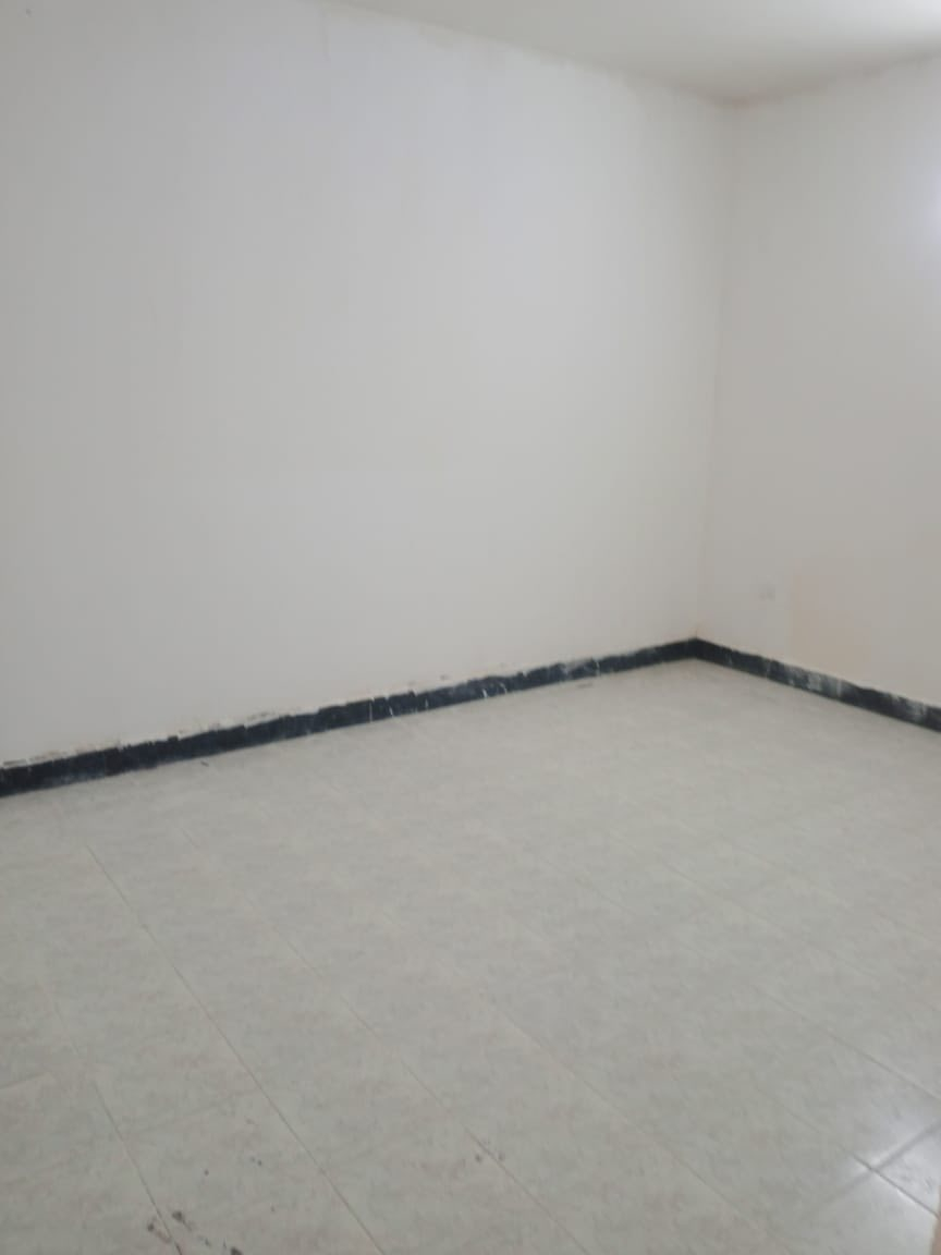 بيت للايجار في الاصمعي حي الاساتذة يحتوي على غرفتين صالة ومطبخ وصحيات وكراج مساحة 150 متر نظيف ومرتب سعر الايجار 650 الف نهائي بدون مداهر بالقرب من مدرسة الاحرار الاهلية ***********
