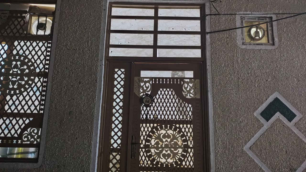 السلام عليكم ورحمة الله وبركاته
بيت 50 متر طابق ونص بناء بلوك العتبة نضيف كلش يحوي غرفتين نوم  بناء 2024 يصلح حسينية
يبعد عن الإمام كيلو 
عنوان  الجاير داخل فرع صيدلية صافي صفا 
وتساب ***********
