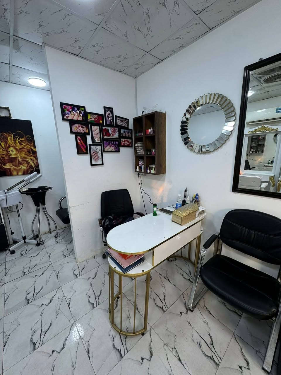 سلام عليكم صالون للبيع كامل الي موضح بل صوره ب5 ملاين وبي مجال *********** وتساب
