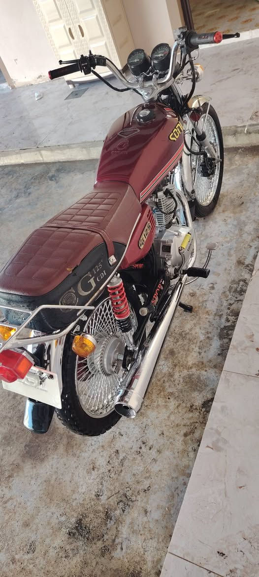 سلام عليكم    دراجة للبيع
سولنك 2023 مكينة ما مفتوحة نضافة كدام العين وضع شركة واحلة من الصور منفيس موجود اوراق موجودة
سعر 650 رجاء الموشراي لا يجي 
***********
