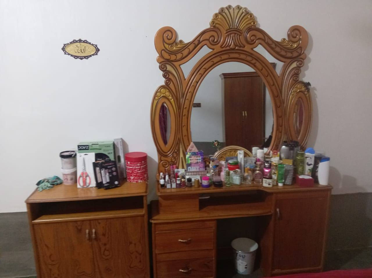 سلام عليكم  غرفه اخشاب للبيع فول نضافه (سعر 700وبيه مجال بصيط 👇
***********
