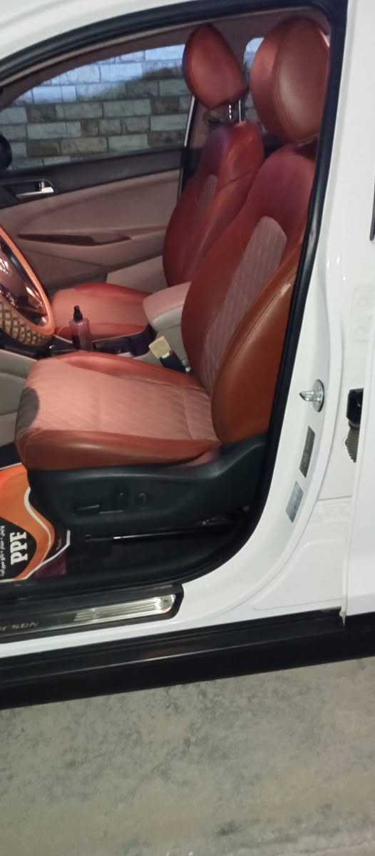 سلام عليكم توكسان مديل 20 فول عده الفتحه بصمه جلد كشن كهرباء شاشه حساس مكفوله من الضربه والصبغ بيها رصعات قليله بالباب خلف العبري ورصعتين بالحافه مال البنيد السعر 205 الشراي يتصل ويدلل ***********
