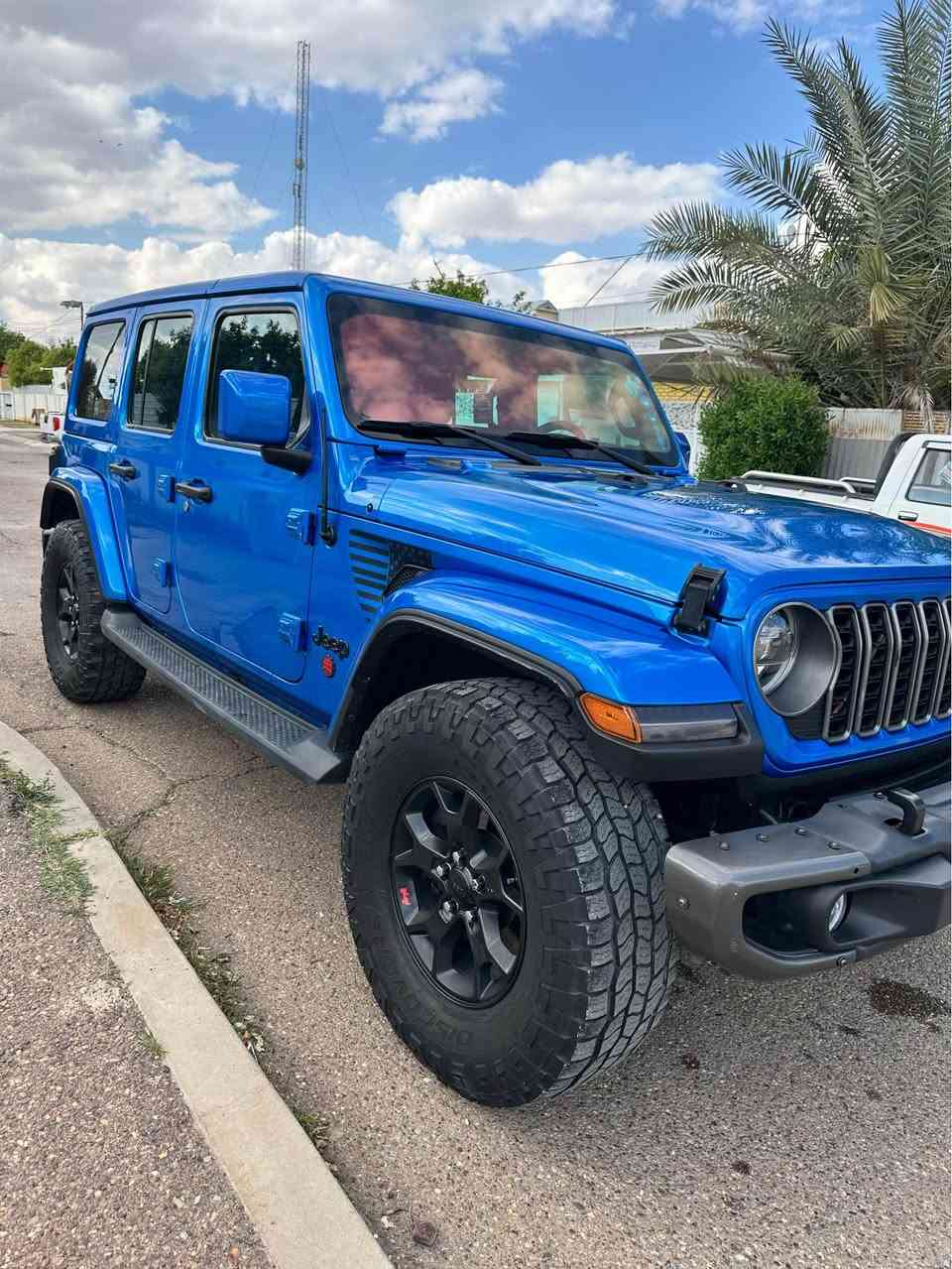 2022 Jeep Wrangler · Suv · Driven 68,000 miles

جيب رنكلر ٢٠٢٢ ماشيه ٦٨ الف كيلو فقط حادثها موضح بصوره صبغ شويه بونيد يم القفل وشويه جالمغ قرب الفندر. السياره جاهزه وجديده كلش كلش ٢٨٥ بيها مجال 
***********
*********** بغداد, العراق
