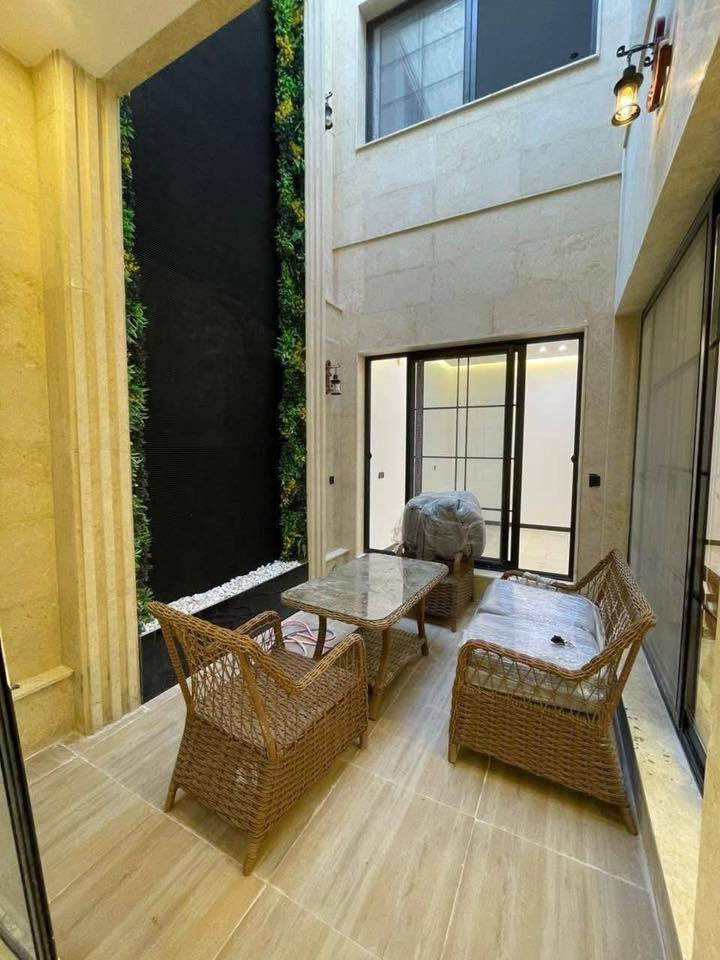 ١٧٠متر بالسيدية للبيع او للمراوس مربع تصنيع 
الواجه ٨ درجه امتياز اكثر من اولى ٦غرف ٥حمامات  
***********
