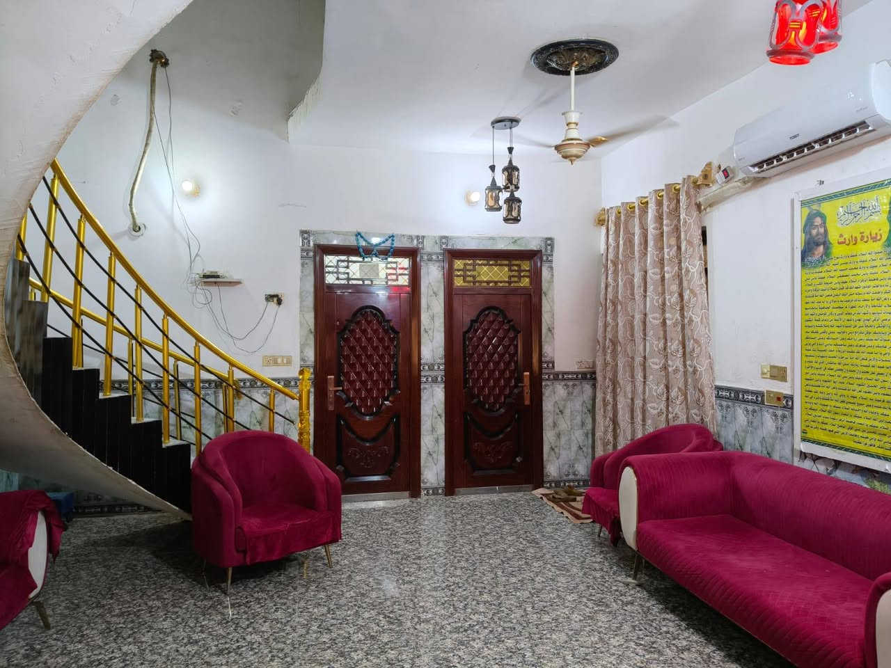 بيت مساحته 155 متر 

الطابق الاول 

غرفتين + صاله + مطبخ + ديوانيه + طارمه + صحيات داخليه و خارجيه + منور 

الطابق الثاني  

غرفه + صحيات

العنوان حي المختار خلف المغتسل الجديد 

السعر 140 مليون

التواصل واتساب
***********
