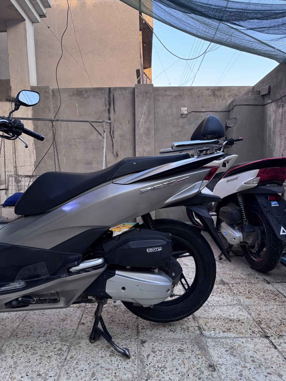 سلام عليكم PCX جيل الثاني ياباني 
نازله من بيت طارش صور مزاد موجوده 
صارلهة 4 اشهر من نازله كفاله الدراجه كفر ومكينه لوك
مكينه150✅
ماشيه27k✅
حساس ستان حساس ازدحام✅
المنفيس والكتلوكات والعدة هم وياها
السعر16ونص وبيه مجال حك الجيه مكاني الامين الثانيه
شراي اتصل ***********
