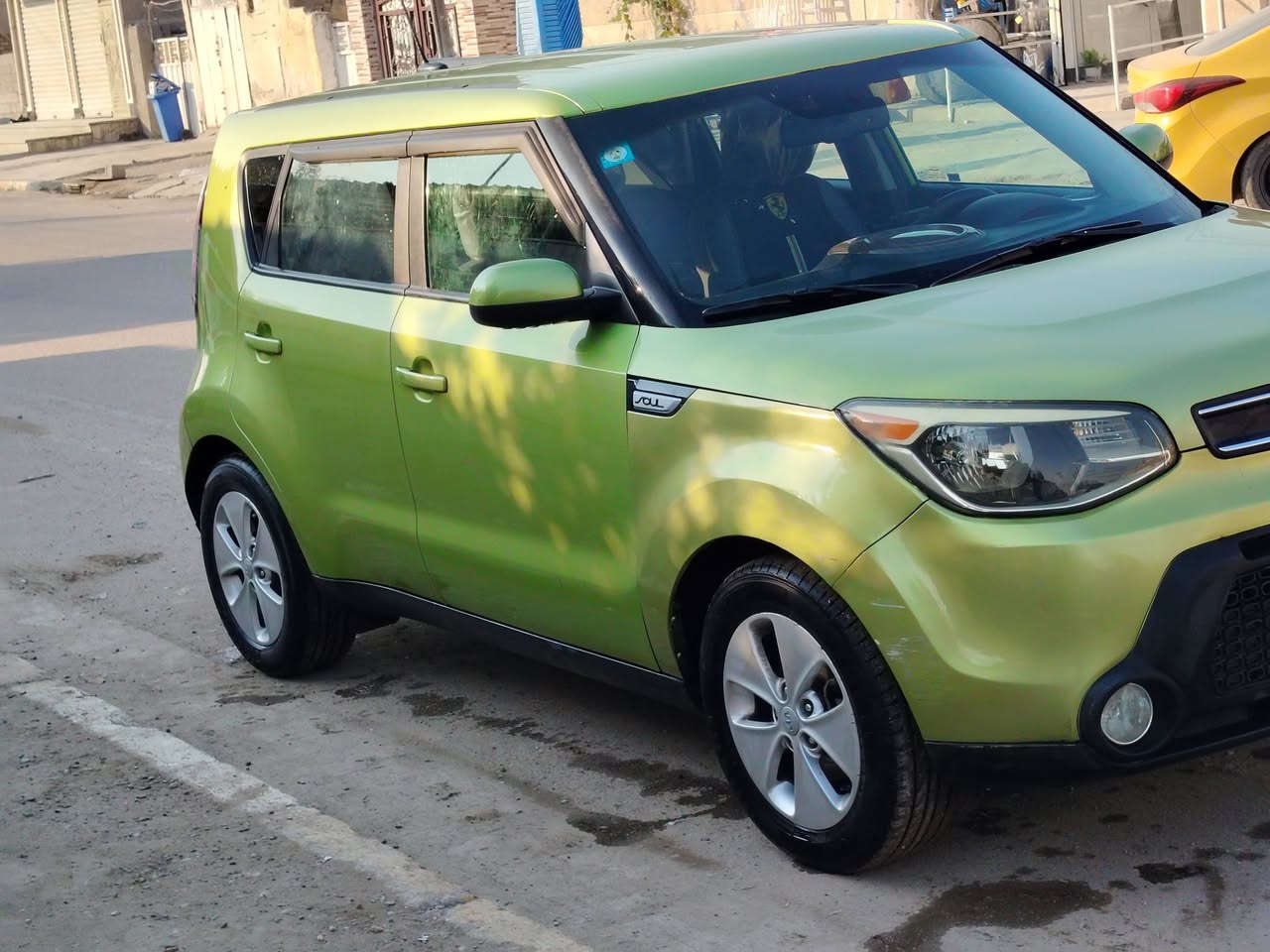 كيا صول موديل ٢٠١٦ حادث خلفي جاملغ الباب مصلح نفسه وبالعراق جاملغ امامي صبغ ودعاميه سياره جاهزه تخم تاير جديد وباتري منضومه زنون تحكم استيرن
جهتين بلتوث محرك ١٦٠٠ السعر 115  ***********
