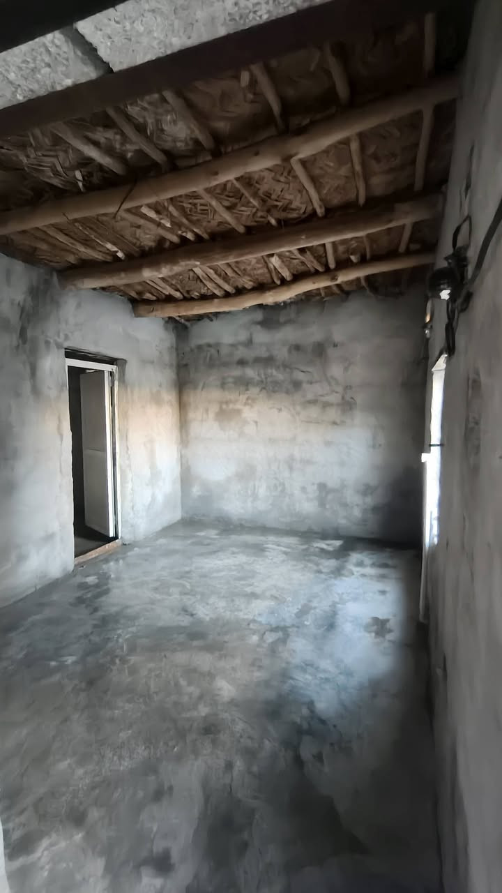 بيت للبيع (تجاوز) 
250 متر 
استقبال. مطبخ. هول. غرفه نوم. 
وبيت هيكل داخل القطعه 
***********
السعر 11 مليون
