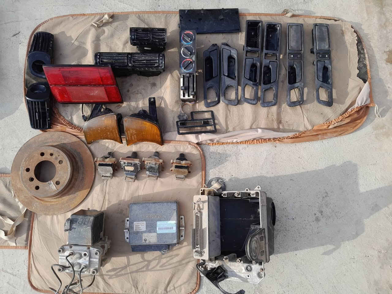 سلام عليكم غراض بي ام ٥٢٥لبيع مكان ديالى يوجد توصيل حسب التفاق ملاحضه جميع الغراض شغاله بدون تكسير ونضيفه كل قطعه وسعرهه[اليدات الكبار خلفيات ١٥وحدة والصغار على ١٠وحدة سكنات+بك لايت ب١٥ دكتات وحده ب٥ وتحويله مال تبريد وبوابات ٢٠ومجاول على١٠واحدوفلنجه ب١٥وعقل مكينه ٦٠وعقل كير ٢٥واي بي اس ٧٥  وشراي تصال على رقم ***********
