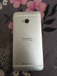 جهازين htc1  طلعن عندي بالع شغالات على الفحص مكفولات من كلشي للبيع ب75...