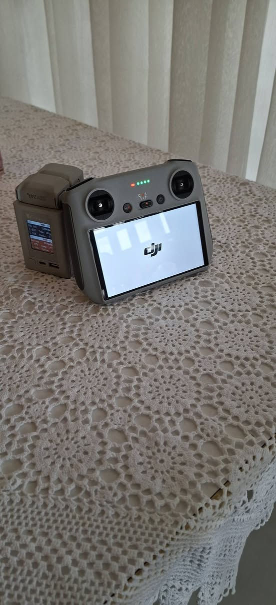 🚀 للبيع DJI Mini 3 Fly More Combo (RC2) – 
للبيع طيّرة DJI Mini 3 Fly More Combo مع جهاز RC2
💎 كل شي يلمع
📦 كل الملحقات الأصلية موجودة
🛠️ المواصفات الأساسية:
📷 كاميرا 4K HDR بدقة 12MP مع تصوير فيديو 4K/30fps
🕒 مدة طيران: حتى 34 دقيقة لكل بطارية
⚡ أقصى سرعة طيران: 60km/H
📡 نظام التحكم RC2 مع بث فيديو HD حتى 10 كم
🪶 الوزن: 249 غ فقط  
📦 الملحقات: 3 بطاريات، حقيبة حمل، شواحن وكابلات
💰 السعر: قابل للتفاوض البسيط
📍 الموقع: [بغداد]


**إذا كنت صاحب هذا الإعلان وتريد حذفه لأي سبب، رجاءا أرسل رسالة إلى الدعم الفني**