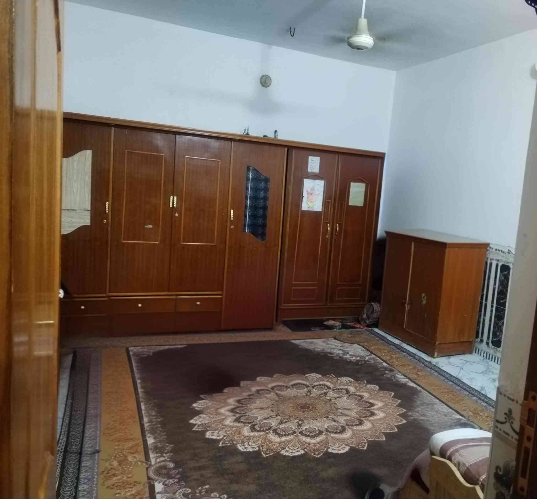 بيت للبيع مساحه ١٢٥متر قطعه ومقاطعه  يحتوي على غرف عدد ٢ صاله استقبال ومطبخ ومنور وصحيات داخليه وخارجيه العنوان شارع الإمام سيد محمد (ع) حي الإمام قرب مقر فوج الاتحاديه شارع التانكي الاستفسار الاتصال على الرقم الثاني *********** _***********
