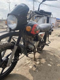 اخوان عندي دراجه بوكسر رقم وسنويه مديل 18رايدها بمليون و400وبيها مجال ...