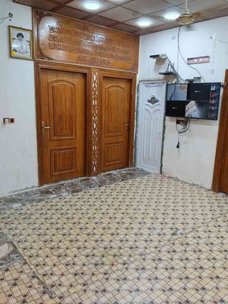 بسم الله الرحمن الرحيم اسعد الله اوقاتكم احبتي بكل خير يتوفر لدينا بيت للبيع طابو زراعي عراقي يتكون من 4 غرف كبيرة وديوان وصاله ومطبخ وصحيات وكراج عنوان البصره ابو الخصيب عويسيان قريب على علوه الكوفه مع كافة الخدمات ماء كهرباء مدارس على شارع تبليط سعر 75 وبيه مجال ***********.  ***********
