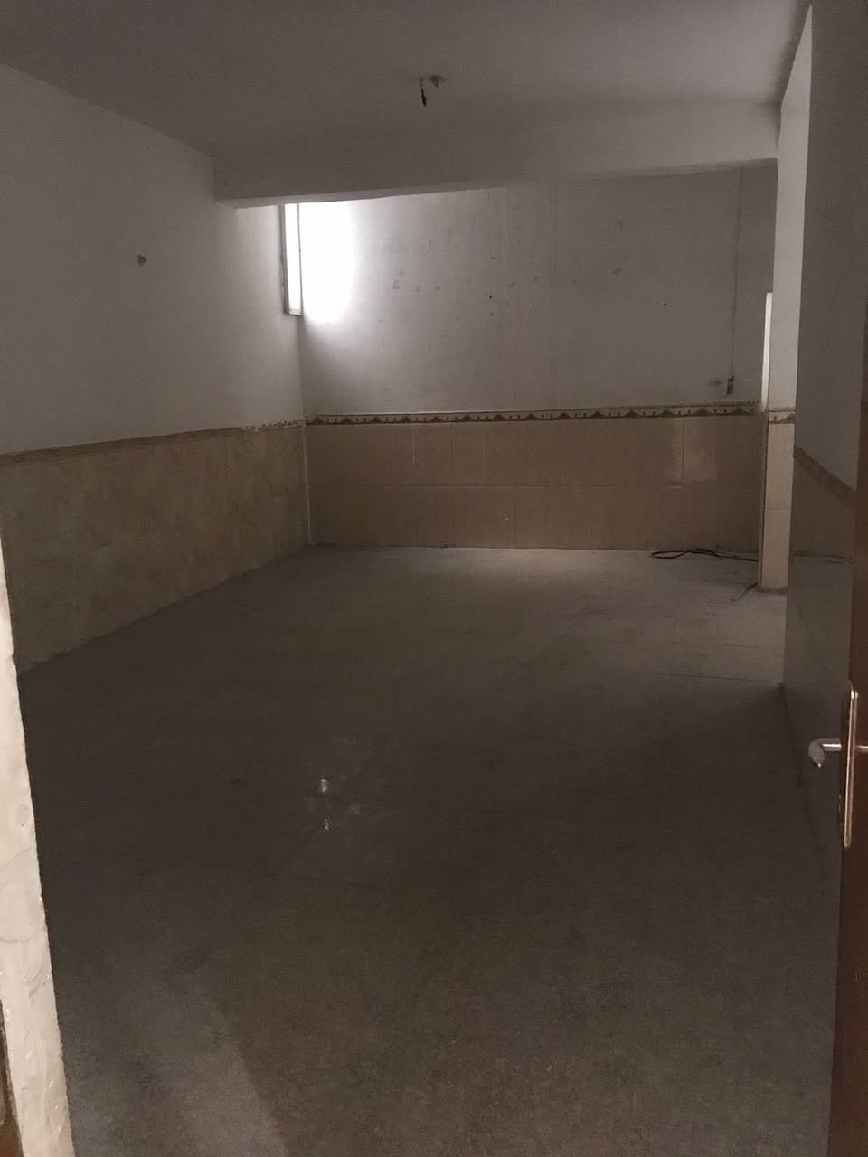 للإيجار بيت في حي السلام – على الشارع العام 🏡

📍 قرب ماركت المميز
مقابل أفران صمون الكندي
وقريب من أسواق المميز
📄 رقم العقار: 15030

📐 المساحة: 200 متر

✨ تفاصيل البيت:

🔹 الطابق الأرضي:
▪️ مطبخ
▪️ استقبال
▪️ صالة
▪️ غرفتين نوم
▪️ صحيات

🔹 الطابق الأول:
▪️ 4 غرف نوم
▪️ صحيات

🏠 البيت نظيف جداً
💰 الإيجار: 750 ألف قفل

✅ يصلح لأي عمل عدا السكن

📞 الهاتف:
***********
