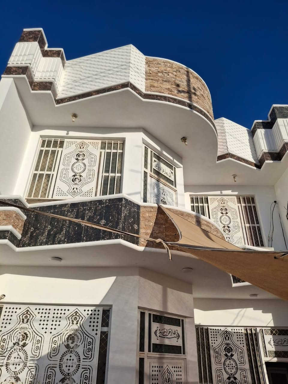 دار للبيع

مثنى خلف الخضراء

بصف ركن مقابيل المدارس 

175 متر

طابقين 5 غرف وباقي التفاصيل كامله

شغله حلو شغل جناي

فارغ او جاهز
للأستفسار  ***********
