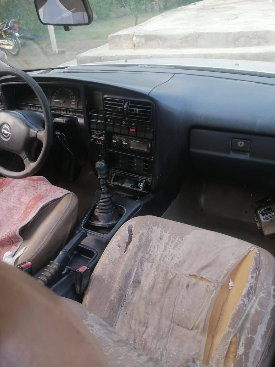 يالله سلام عليكم خوان اوبل للبيع موديل 92 مكفولة من ضربه وصبغ مكينه نضيفه كير نضيف  حداديه نضيفه كهربائيات كله شغاله تخم تايرات كلهن جدد  سياره مال جناي راعيها يريد تحويل وغرامات مصفره  ترايك وين مايعجبك سياره متعوب عليها  السعر 25 وبيها مجال مكاني كربلاء البراهميه الرقم ***********
