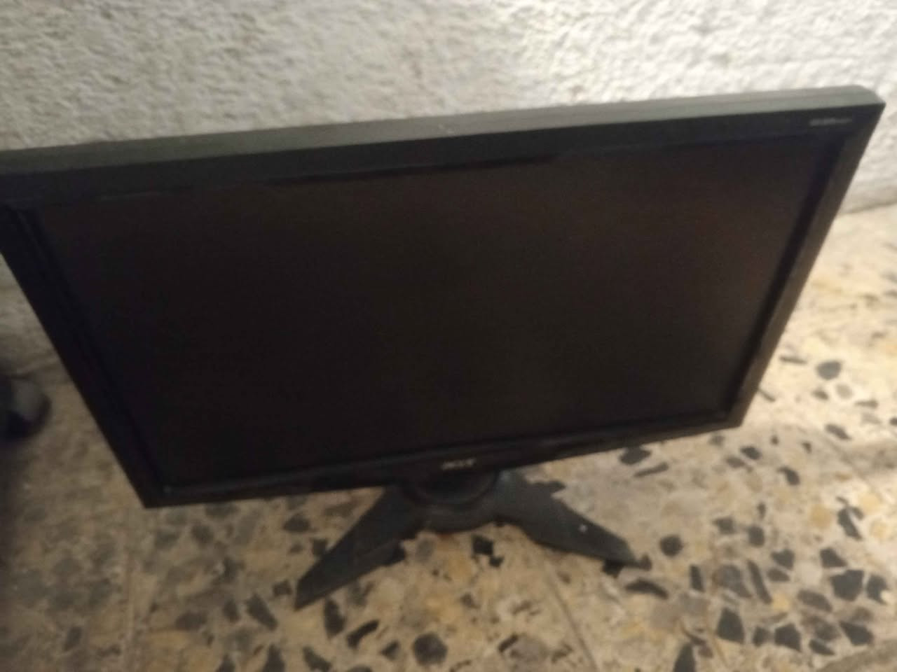 شاشات حجم 19 وحجم 17 بدون قاعدات للبيع عدد 3 مخرج vga فقط سعر 20 الف نوع LG اتصال *********** بغداد, العراق
