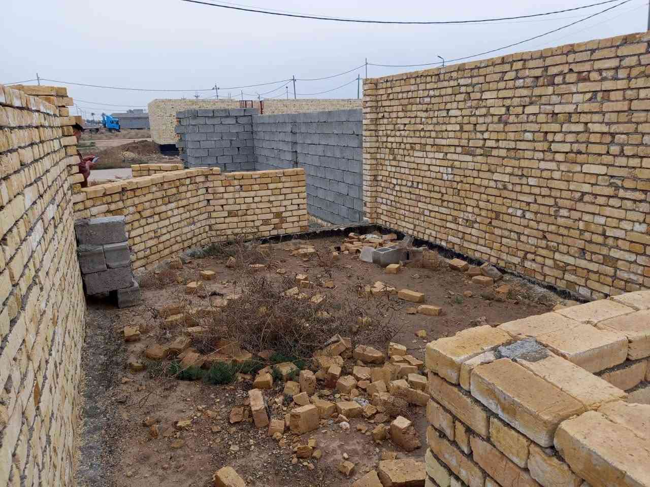 بيت حي العدل هيكل مساحه ٢٥٠م يتكون من مضيف غرفتين نوم وهول مطبخ وحمام وصحيات بناء طابوق مع 500بلوكه *********** مراجعه مكتب المسعودي سعر بيع 35
