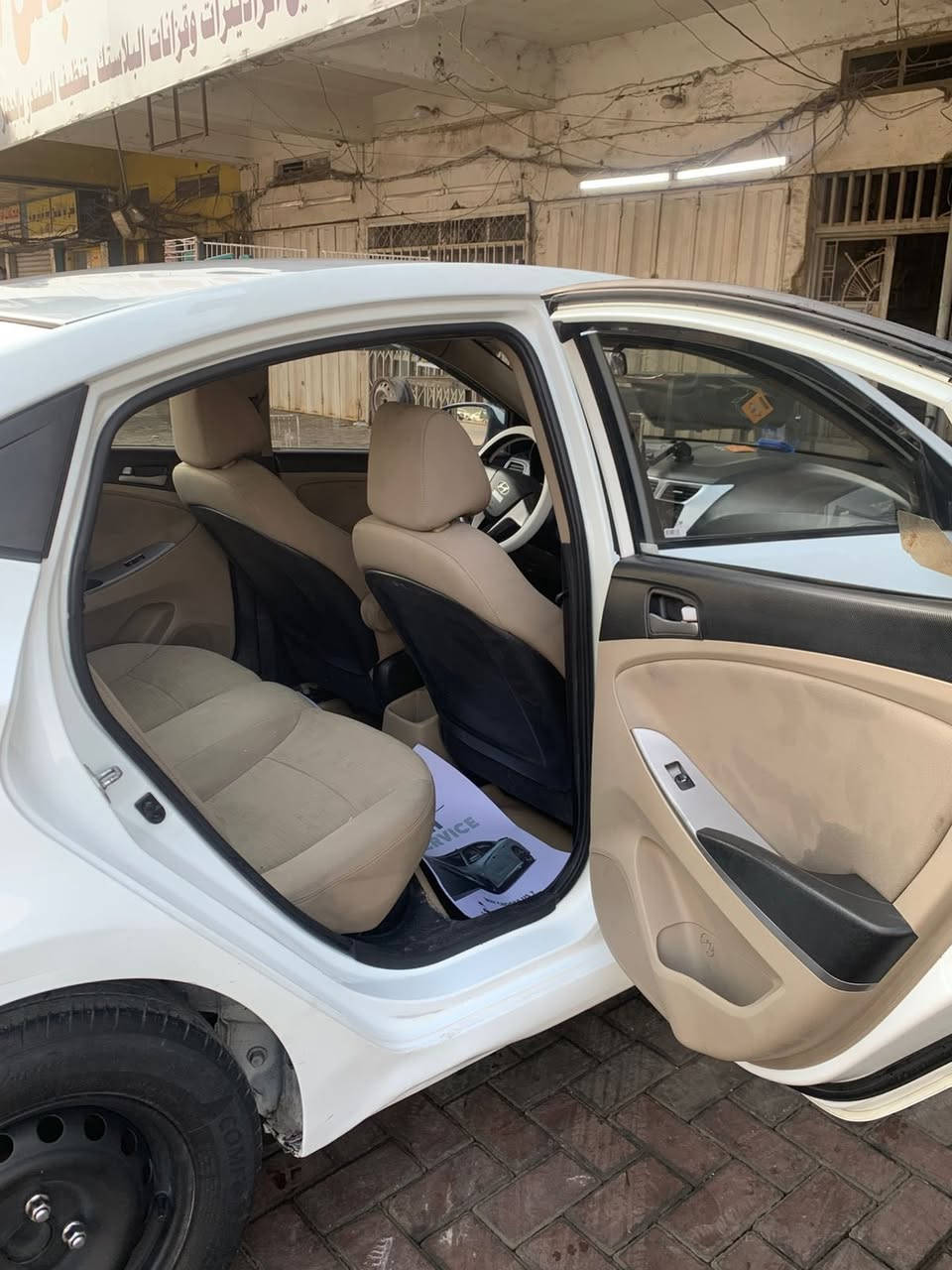 اكسنت 2016
سياره بيه باب مكينه كير مكفولات 
تخم تاير 
صدر جديد 
السياره جاهزه ومابيهة اي نقص 
وحلا من الصور 
رقم بغداد  بسمي سياره
معروضه 90
عنوان بغداد شارع فلسطين
***********
