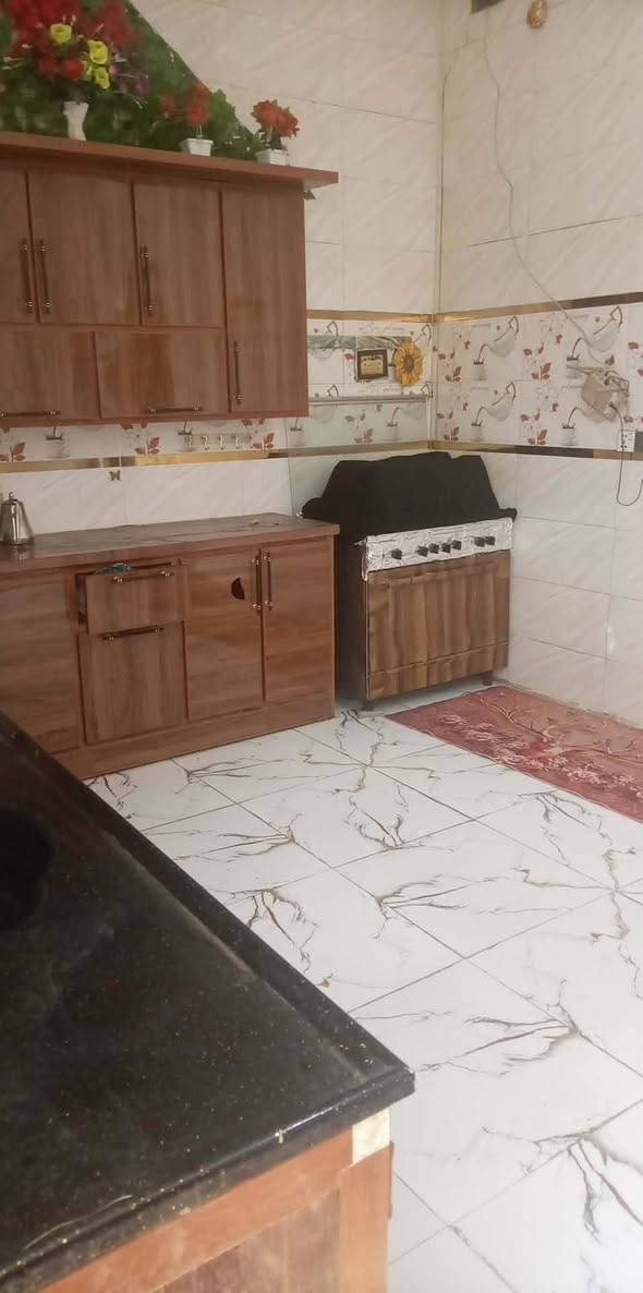سلام عليكم بيت طابو زراعي مساحة 200متر سقف عكاده غرفتين 4×5 وستقبال 7.5×4 وصاله4×8 ومطبخ 4×5 وكراج بنيان جديد مكان الجاسميه قرب حسينيه قاسم اميح للاستفسار على الرقم ***********
