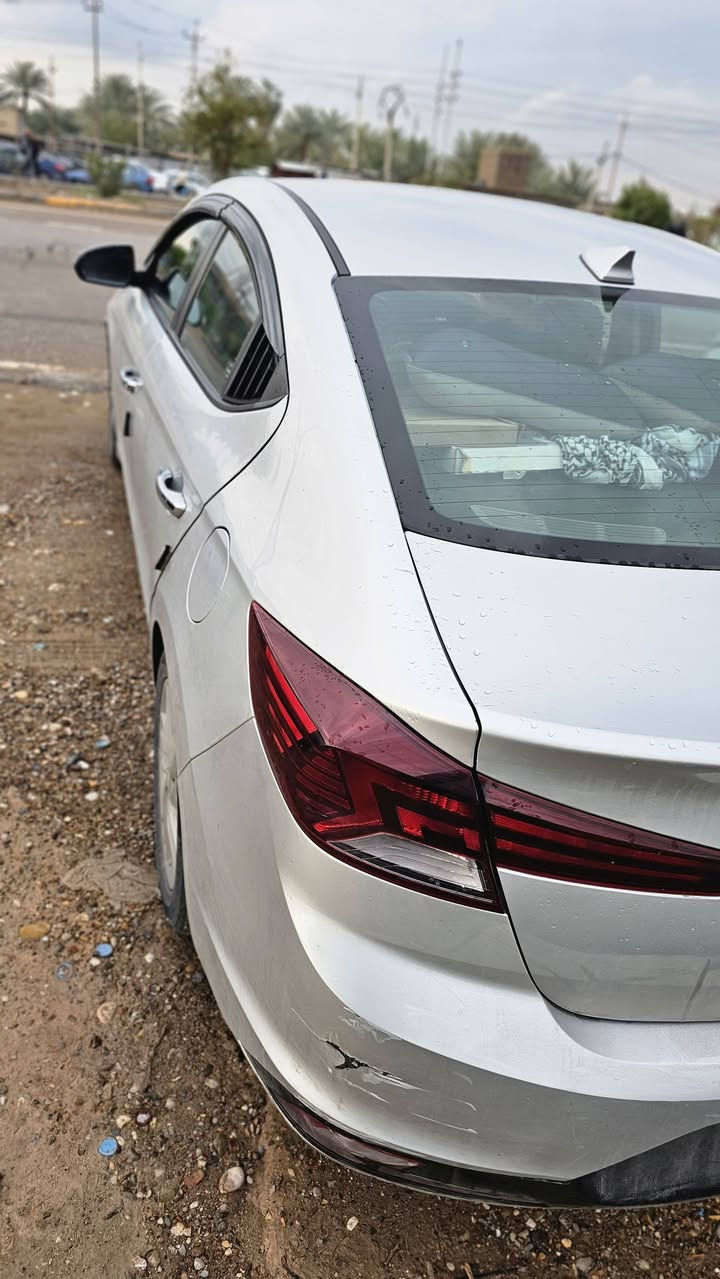 السلام عليكم 
النترا وارد امريكي موديل ٢٠١٩ سيارة نص فول موصفات تحديد مسار 
مانع انزلاق 
رادار امامي 
٣ وضعيات قيادة 
تحكم مقود جهتين 
وباقي المواصفات المتعارف عليهة 
سيارة ماشيه ٨٤ مايل قابل للزيادة 
رقم ديالى تحويل ثاني يوم 
ضررها بونيد فقط مبدل بأمريكا بلادي نفس اللون صور حادثها موجودات 
للأستفسار اتصل *********** 
غير متواجد عل فيس
