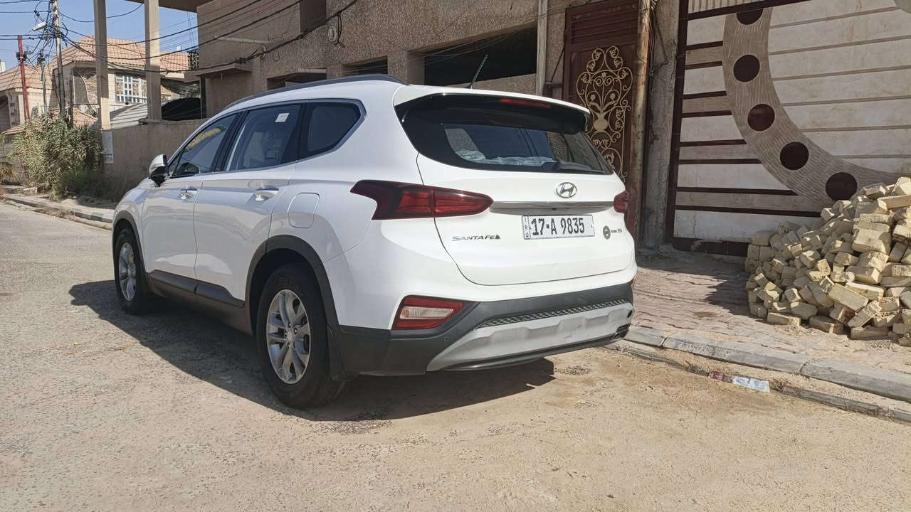 سلام عليكم
سنتافي 2019 خليجي 
محرك 6 سلندر 7 راكب 
مفتاح التشغيل بصمه والكراسي كهرباء 
مكان السياره السماوه 
السونار مرفق او بيه تكشير بل قماره وامغلف فابلون 
سعره 185 قفل 
***********
