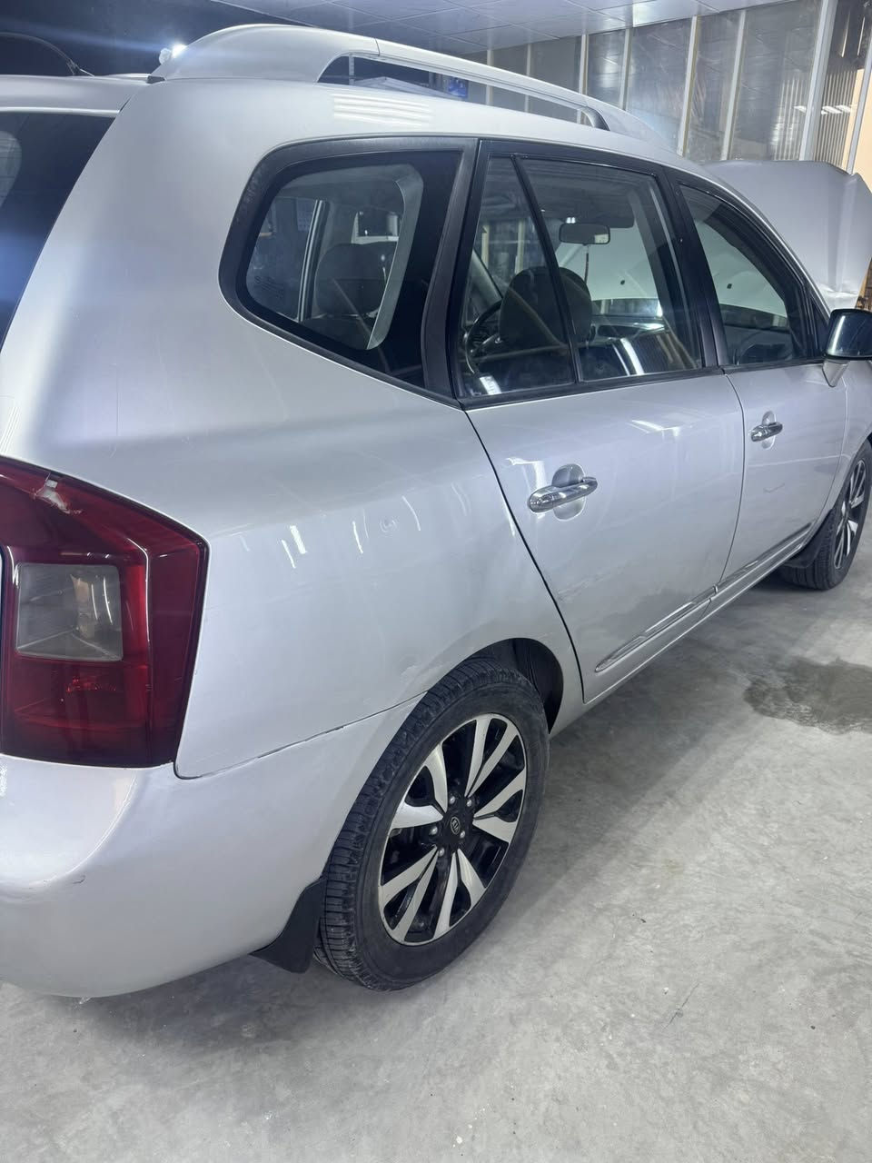 كيا كارينز موديل ٢٠١٠ خليجي مكينه ٢٠٠٠ فول مواصفات بيها صندوك صبغ وهلال مال جاملغ فقط بيها مكانات بار 
مكاني بغداد 
السعر ٩٨ قفل 
***********
