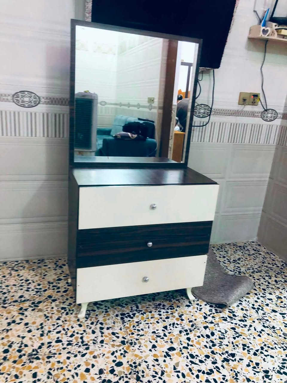 سلام عليكم تخت نجاره+ميز نضيفات للبيع سعرهن ١٠٠ ‭***********‬
