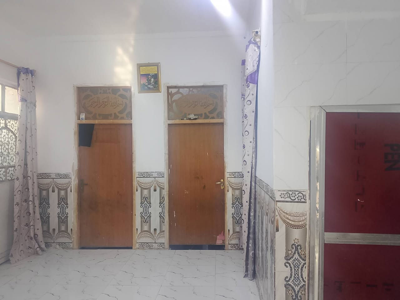 سلام عليكم بيت للبيع مساحه 157 يتكون من غرفتين وصاله وستقبال ومطبخ حي الكرار قرب شارع 30 وهاذا رقمي ***********
