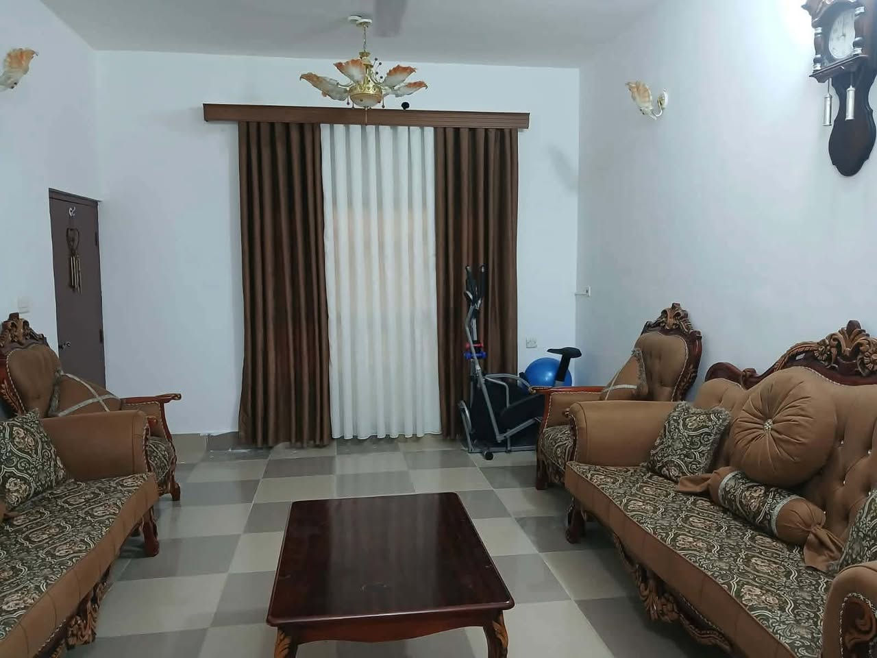 🏠 ✨دار للبيع في خانقين - حي بختياري
الموقع: بختياري - فرع أسواق المندلاوي.
المساحة: 200 متر.

تفاصيل الدار:
✨◀️ غرفتين نوم + صالة + مطبخ + استقبال

✨◀️حديقة داخلية وخارجية.

✨◀️ بئر ماء خاص.

✨◀️ كراج مسقف (سقيفة كيس بان).

✨◀️السطح نظيف جداً والبيت جاهز للسكن.

السعر 40 و بيها مجال 

📞 [ ‭***********‬] ‭✨✨✨
