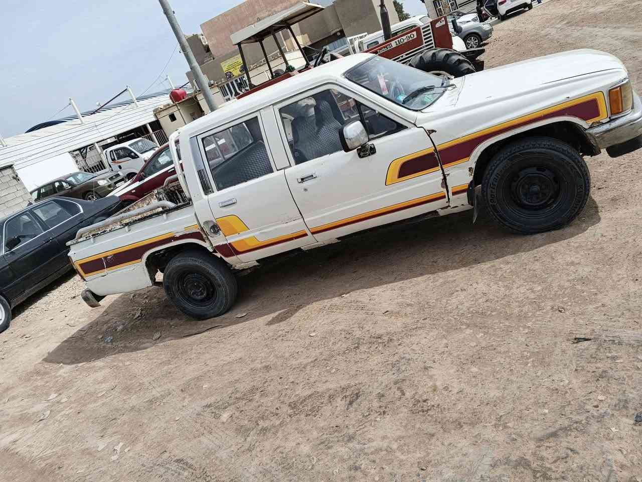 سلام عليكم بيكم للبيع موديل 88 سياره خير من الله مكينة وكير صدر تخم تاير جديد سياره  احله من الصور رقم دولي سنويه مجدده السعر 33 وبيه مجال للشراي يتصل ***********
