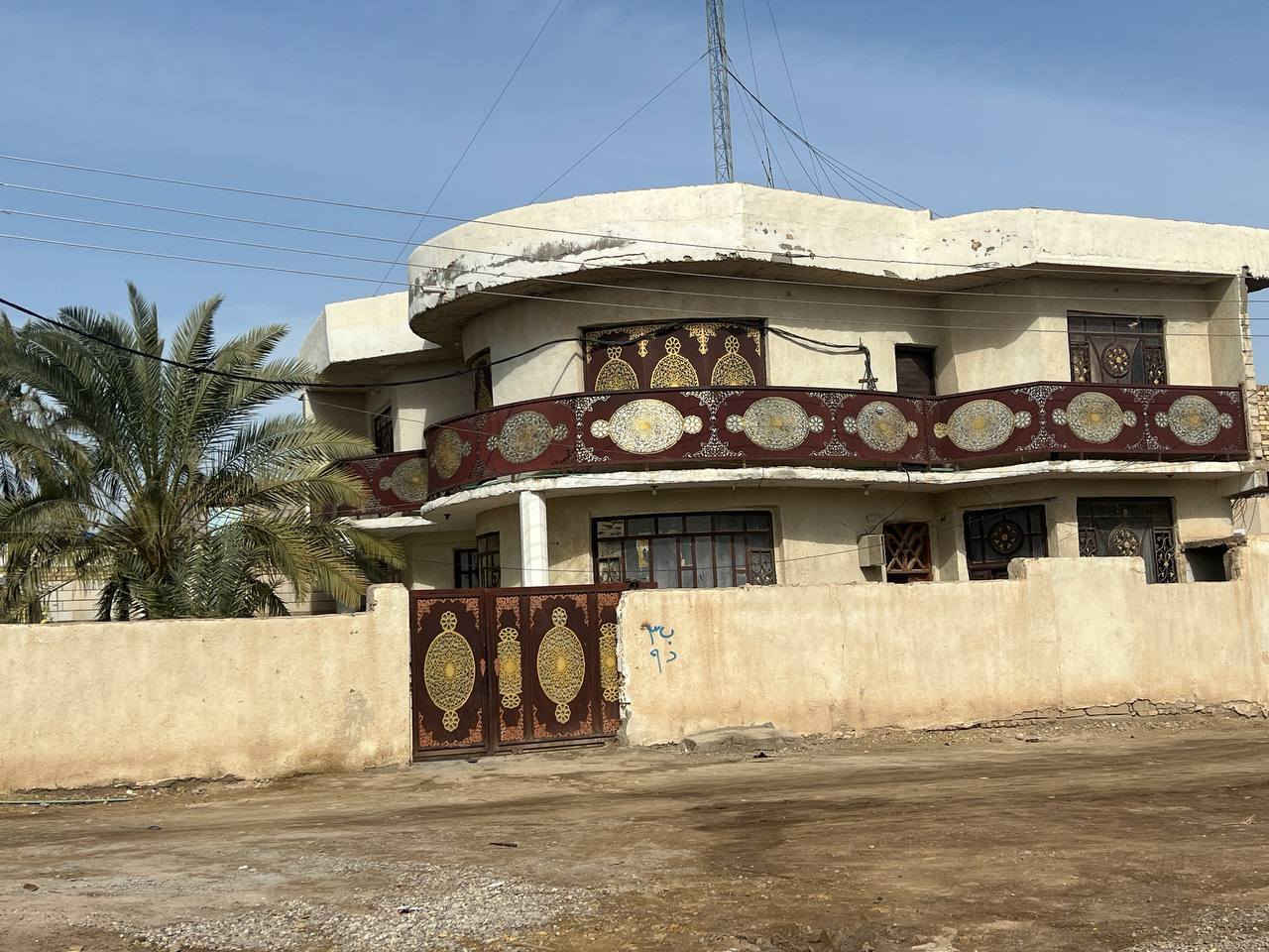 السلام عليكم ورحمة الله وبركاتة 
بيت للبيع في منطقة الخماس ع الشط المساحه 320
، البيت طابقين يحتوي في الطابق الاول غرفه وصاله ومطبخ وديوانيه
 اما في الطابق الثاني ثلاث غرف 
رقم الهاتف ***********
اتصل او اتواصل ع الواتساب وبيك خير وتدلل 🌹
