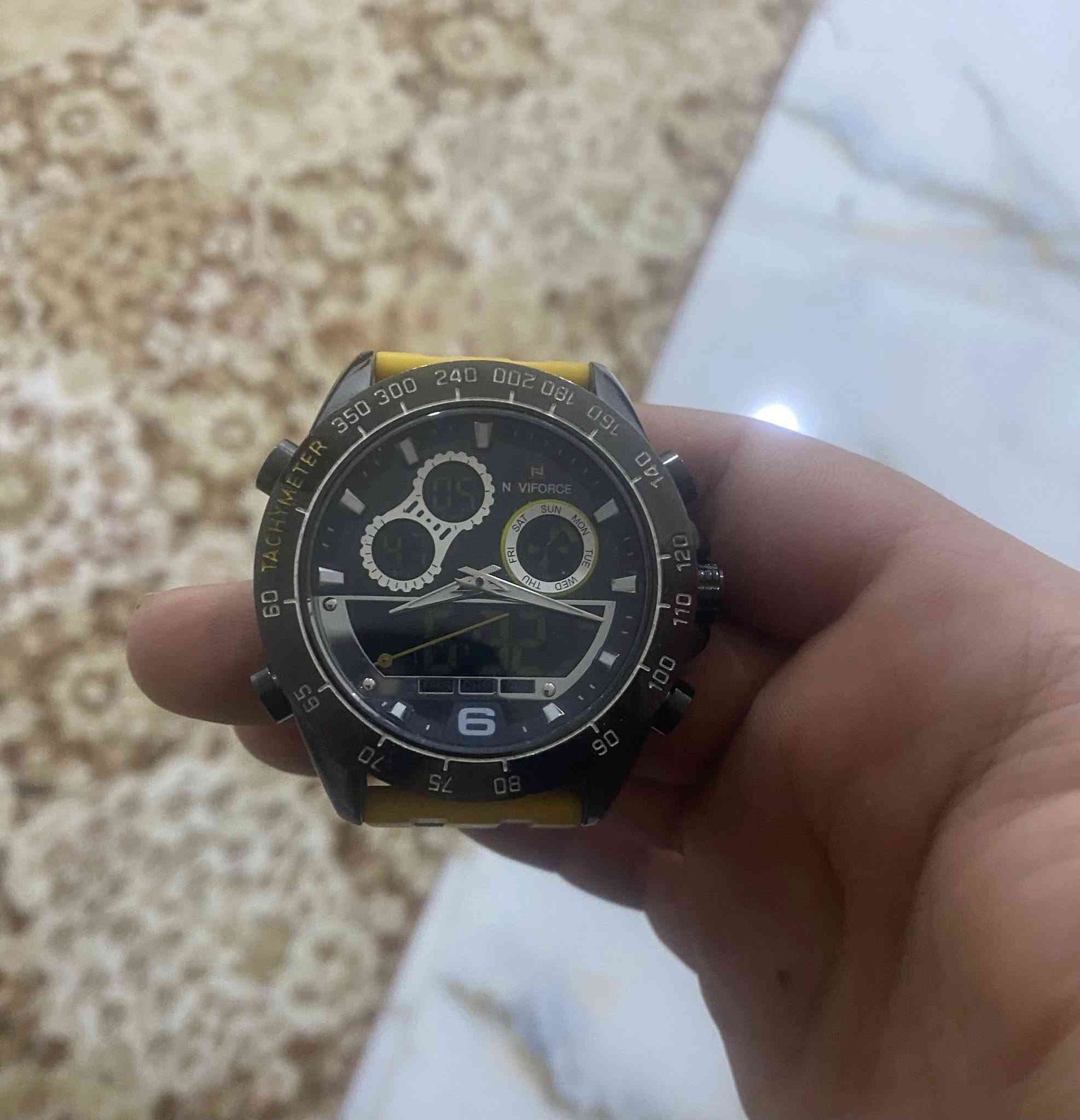 السلام عليكم ساعات للبيع مثل ما موضح بالصور مستعملات بشكل قليل وما بيهن اي خدوش الي يحب يستفسر هاذا رقمي ***********
