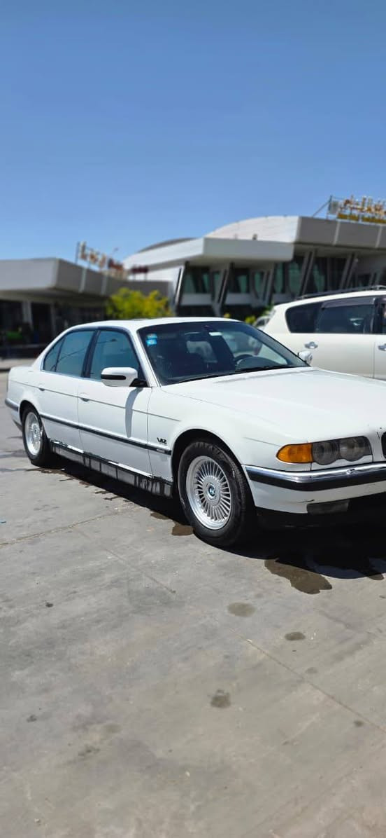 سلام عليكم BMW/750i/V12/1995كفاله عامه صبغ وضربه ونقل وتبديل
رقم بغداد بسمي سنويه ل30  حداديه جديده دبلات خلفي هايدروليك بلاد تخم تاير سلايت شغال مكينه 12سلندر سياره كلها بلاديه تبريد شغال كشنات كهرباء جلد 5بردات خلفيه كهرباء جنطه شفط منضومة زنون كامله شاشه اندرويد ويل شعاع بلاد 50 مال 2000محدث السعر 160وبيها مجال للستفسار *********** ماكن بصره
