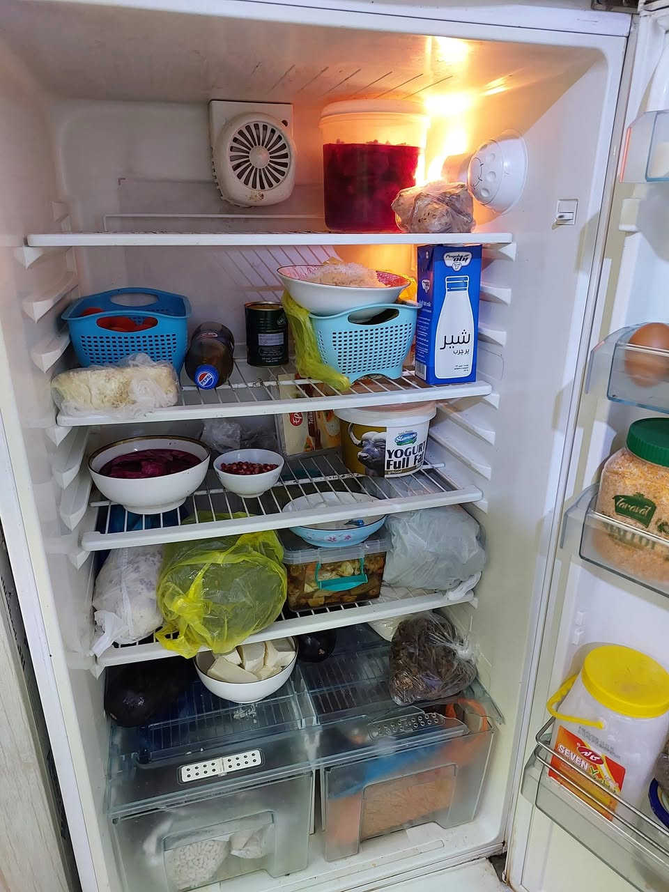 ثلاجه ارجلك تركي
ماداخله تصليح ابداً 
تحتوي على ثلاجه وفريزر للتجميد ممتاز 
حجمها كبير
سعرها 250 
العنوان النجف كوفه شارع المطار الجديد
للحجز والتواصل على الرقم ادناه 
***********
***********
