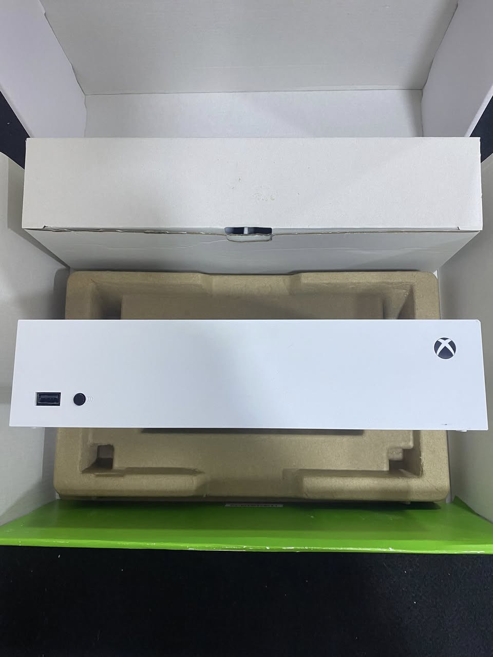 السلام عليكم اكس بوكس سيريس اس ( S ) للبيع نظيف حيل ومكفول من الاعطال والفتح والتصليح استخدام شخصي قليل اصدار ( 2023 شهر 9 ) الكارتونة الاصلية والملحقات الاصلية كلها موجودة ويا 
سعر : 350 الف 
رقم موبايل : ***********
((( المكان الموصل )))
