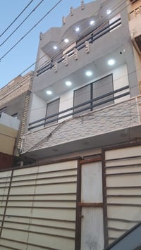 بيت للايجار بشارع مدير الأمن قريب على شارع المدارس ٣ طوابق مساحة ٥٠  م...