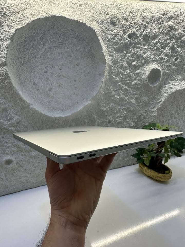 🔥 عرض مميز – MacBook Air 2020 🔥
💻 جهاز أنيق وخفيف مثالي للدراسة والعمل

🔹 المواصفات:
- شاشة 13 إنچ Retina
- معالج Intel Core i5 (جيل 10)
- رام 16GB (أداء عالي وسلس)
- سعة تخزين 512GB SSD (سرعة ممتازة)
- كرت شاشة Intel Iris Plus
- نظام macOS

✨ المميزات:
- تصميم نحيف وخفيف جداً
- بطارية تدوم لساعات طويلة
- يدعم الشحن السريع
- مناسب للطلاب، المهندسين، والمصممين

🎁 الهدايا مع الجهاز:
- ماوس 🎯
- حقيبة لابتوب 🎒
- الشاحن الأصلي ⚡

🚚 توصيل مجاني إلى جميع المحافظات
🛡️ ضمان سنة كاملة من تاريخ الاستلام

تحميل كافة التطبيقات الأساسية وتطبيقات لطباعة وتحميل أي تطبيق أنت بحاجته

💰 السعر:680 فقط

📩 للحجز والاستفسار راسلنا خاص  أو على الرقم

***********
‏WhatsApp او اتصال وأهلا وسهلا بكم في أي وقت

� المواصفات التقنية – MacBook Air 2020 (13-inch):

 • الموديل: MacBook Air 2020
 • الشاشة: 13.3 إنچ Retina�
 ◦ الدقة: 2560×1600
 ◦ تقنية True Tone
 • 
 • المعالج (CPU):�Intel Core i5 رباعي النواة�سرعة 1.1GHz (تصل إلى 3.5GHz مع Turbo Boost)
 • كرت الشاشة (GPU):�Intel Iris Plus Graphics
 • الرام (Memory):�16GB LPDDR4X بسرعة 3733MHz
 • التخزين (Storage):�512GB SSD
 • البطارية:�حتى 10–12 ساعة استخدام (حسب الاستخدام)
 • نظام التشغيل:�macOS Ventura
 • المنافذ:�
 ◦ 2 × Thunderbolt 3 (USB-C)
 ◦ مدخل سماعات 3.5mm
 • 
 • الاتصال:�
 ◦ Wi-Fi 5
 ◦ Bluetooth 5.0
 • 
 • الكاميرا:�FaceTime HD 720p
 • الصوت:�سماعات ستيريو + 3 مايكروفونات
 • الكيبورد:�Magic Keyboard بإضاءة خلفية
 • الحماية:�Touch ID (بصمة)
 • الوزن:�1.29 كغ
