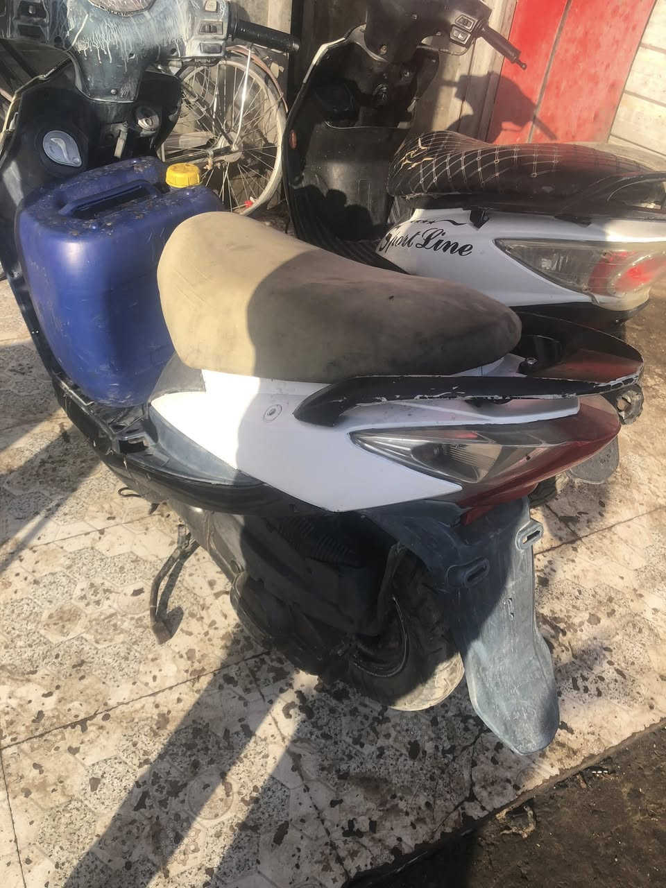 السلام عليكم موطور سايم جي تي نوزل للبيع اوراق اصوليه كامل من كلشي نوزل جديد فيت بم جديد  كهربائيات كلهه شغاله 
كلوب زنون عالي ناصي 
محرك نضيف بس لكفر شويه تعبان 
السعر ٣٥٠ الف 
هـ ***********
