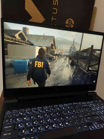 السلام عليكم 
عملاق الكيمنك من HP الفئه الاحدث Victus 16
اللابتوب بالكارتونه كامل مكمل بدون نقص شرق اوسك وكانت غير مفتوح 
بمواصفات 
شاشه كبيره حجم 16.1 انش نوع enhance LED اكيد افضل نوع شاشه الوان 123%SRGB بمعدل تحديث
144هرتز 
معالج خرافي من انتل
Core i7-13700H 20Cpu TURBO to 5.20Ghz 
الجيل الثالث عشر 
كرت الشاشه المنفصل احترافي من انفيديا 
RTX 4060-8GB 140W FULL WATT
مدعوم بتقنيات توليد الاطارات و خواص DLSS 3 
رامات حجم 16GB نوع DDR5 قابل التطوير
هارد النسخة الاعلى بسعه واحد تيرا بايت قابل التطوير والاضافه
بطارية ثلاث ساعات عمل متواصل 
كيبورد معرب اصلية ضوئي 
بصمه فتح وقفل
اكيد الجهاز احترافي بكافة الاستخدامات الثقيله
السعر مليون و ١٤٥ الف 
بغداد الشرطه الخامسه و متوفر توصيل
تواصل***********
