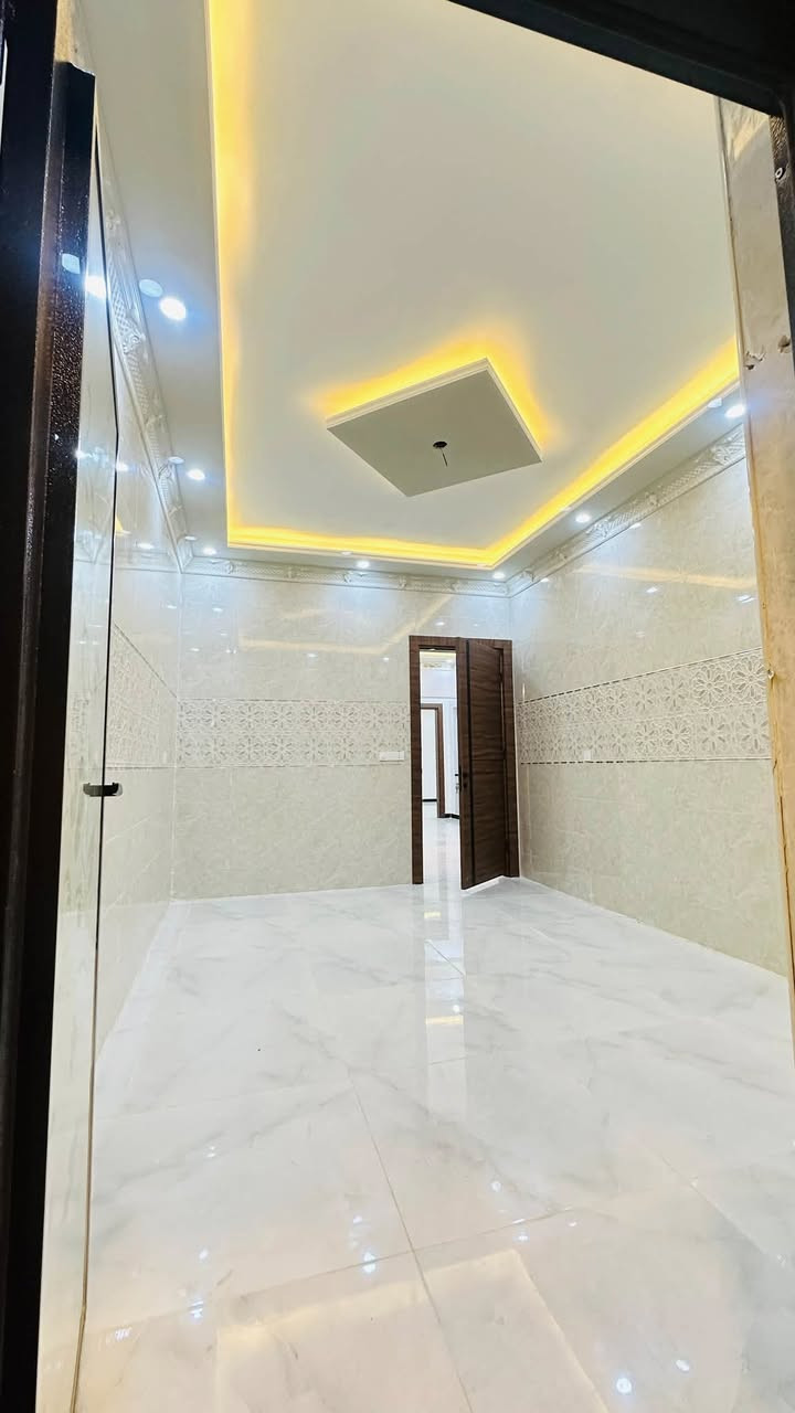 دار للبيع بناء فول 1/1 
زيرو غير مسكون 
كامل مكمل والتفاصيل واضحة بالصور 

على شارع 20م 

العنوان نهاية شارع البلاج 
خلف منزل رافع الملوكي 

المساحة : 150م  
الابعاد 7.5*20 

السعر خاص او الاتصال على الرقم 

*********** ☎️
